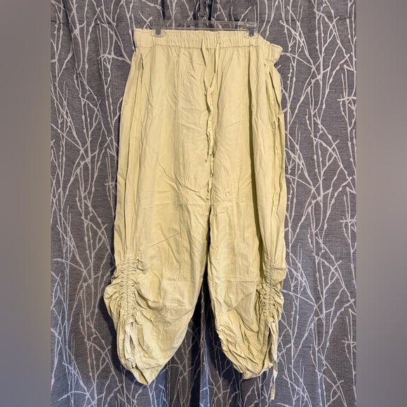 Free People Pants - Free People Light Yellow/Green Ruched Pants size large